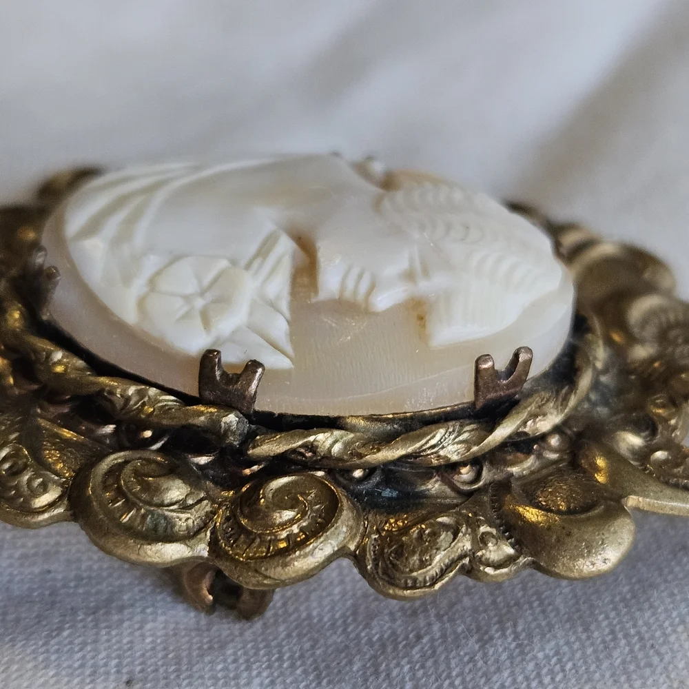 Vtg/Antique Hand Carved Genuine Shell Cameo Brooch